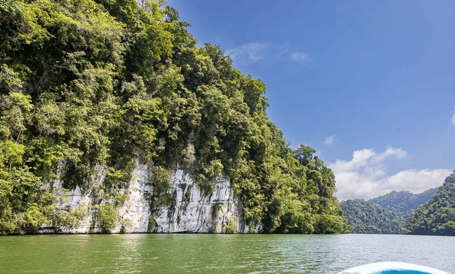 Rio Dulce cuts through towering limestone cliffs